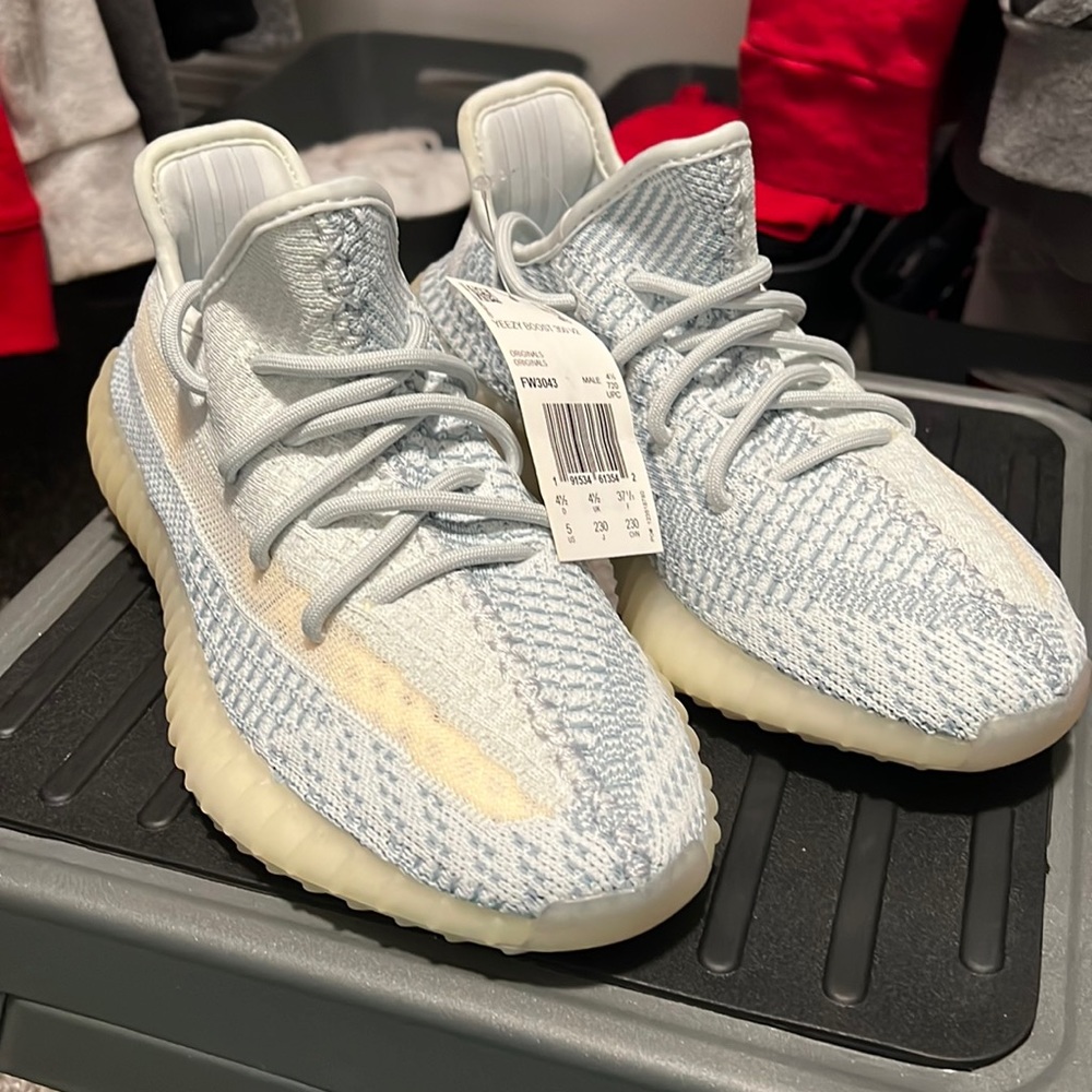 NEW YEEZY BOOST 350 V2 CLOUD WHITE